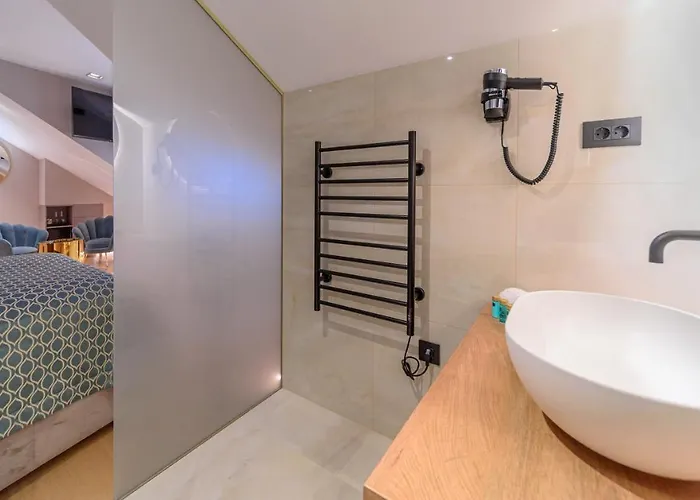 Lumiere Luxury בית הארחה 4*