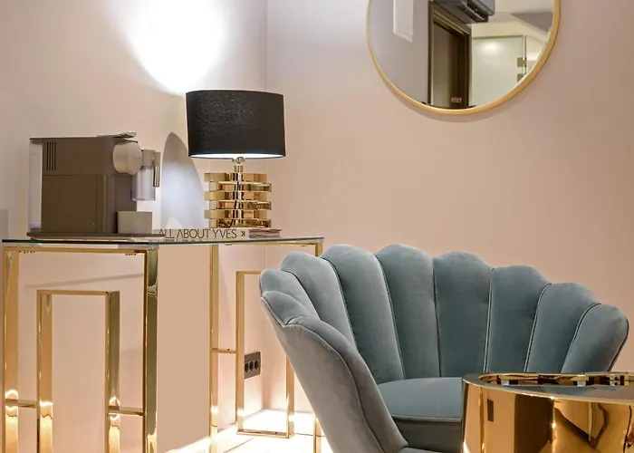 Lumiere Luxury בית הארחה